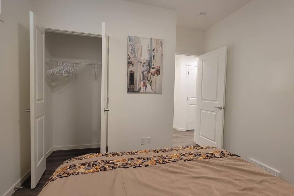 Brand New In The Lakes Apartment